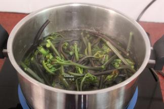 清水煮沸，放入洗净的蕨菜，汆烫；