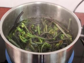 清水煮沸，放入洗净的蕨菜，汆烫；