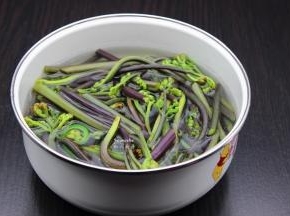 捞出，过冰水；
