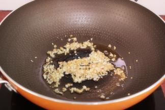 热锅，倒油，煸香蒜蓉；