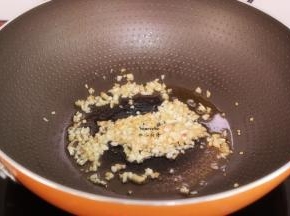 热锅，倒油，煸香蒜蓉；