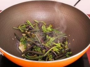 加入汆烫好的蕨菜、鸡精翻炒；