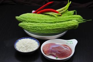 准备食材：苦瓜、糯米、猪瘦肉、枸杞、香葱等食材。