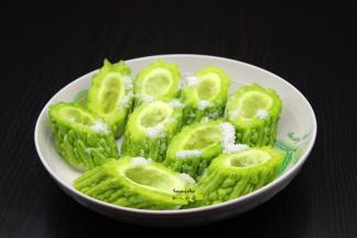 苦瓜洗净切段，去籽，放盐腌制30分钟；