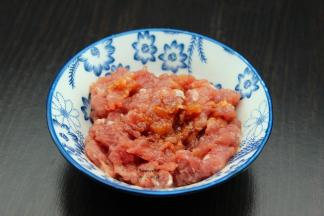 猪瘦肉剁碎，放盐、酱油、油拌均腌制10分钟；