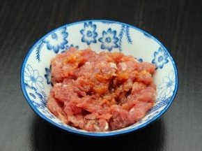 猪瘦肉剁碎，放盐、酱油、油拌均腌制10分钟；