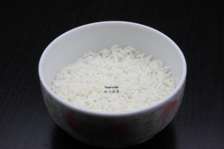 糯米提前浸泡1小时，捞出，沥干水，放盐、油腌制；