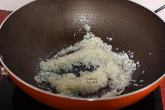 热锅，倒油，把糯米炒至透明半熟状；