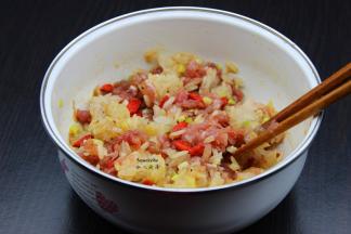 炒好的糯米、肉末、枸杞、豆瓣酱、酱油、油、盐、香葱等一起拌均；