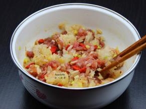 炒好的糯米、肉末、枸杞、豆瓣酱、酱油、油、盐、香葱等一起拌均；