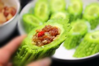 拌均的馅，酿入苦瓜中；