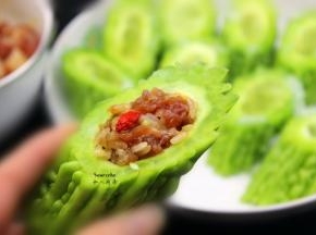 拌均的馅，酿入苦瓜中；