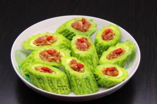 酿好的苦瓜放入盆中；