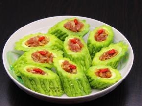 酿好的苦瓜放入盆中；