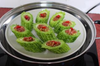 清水煮沸，隔水蒸15分钟即可。