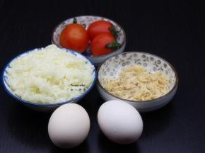 准备食材：米饭、土鸡蛋、番茄、虾米、热炒鲜露；