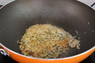 热锅，倒油，虾米爆香，把半个鸡蛋、番茄放入煸香；