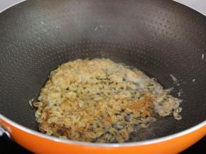 热锅，倒油，虾米爆香，把半个鸡蛋、番茄放入煸香；