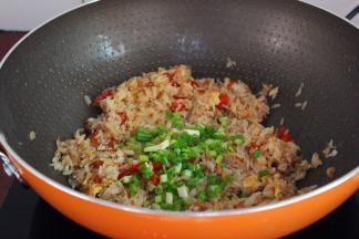 加入香葱、盐炒均，起锅；