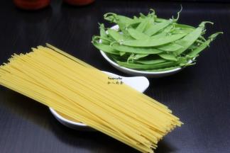 准备食材：意面、荷兰豆、番茄酱等；
