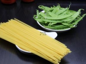 准备食材：意面、荷兰豆、番茄酱等；