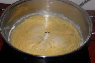 锅中放适量的清水煮沸；放入意面、盐煮6分钟；PS：喜欢吃软的可以再煮1-2分钟