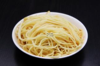 捞出意面，沥干水，放一点橄榄油拌均；PS：这样炒出面好吃不粘