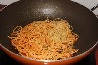 意面加入番茄酱、酱油翻炒，