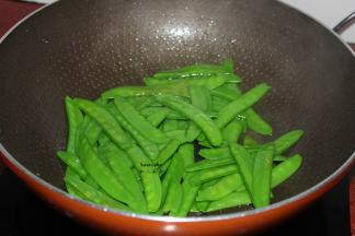 热锅，放油，爆炒荷兰豆八成熟起锅；