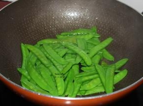热锅，放油，爆炒荷兰豆八成熟起锅；