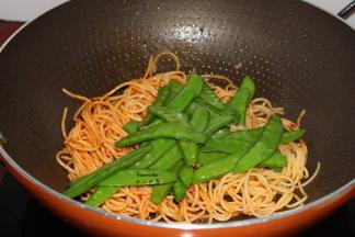 把之前炒的荷兰豆加入；