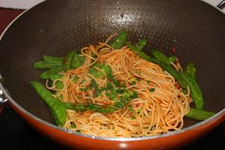 放盐、葱炒均即可。