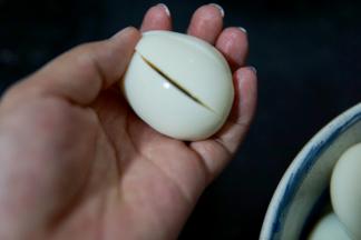 去皮后的鸡蛋用刀划花刀备用