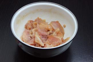 猪瘦肉切薄片，放油、盐、酱油、生粉、拌均腌制3分钟；