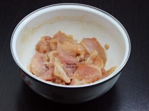 猪瘦肉切薄片，放油、盐、酱油、生粉、拌均腌制3分钟；