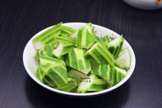 丝瓜去皮，洗净、滚刀切块；