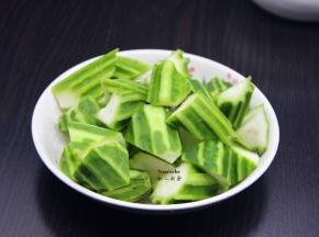 丝瓜去皮，洗净、滚刀切块；