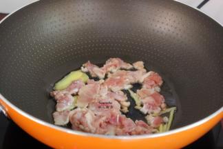 热锅，倒油，生姜、肉片爆只五成熟起锅；