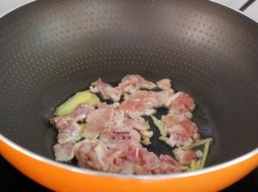 热锅，倒油，生姜、肉片爆只五成熟起锅；