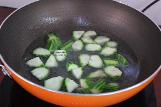 适量的开水加入，再次煮沸；