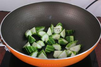 倒入丝瓜，爆炒片刻；PS：爆炒可以去丝瓜青涩味