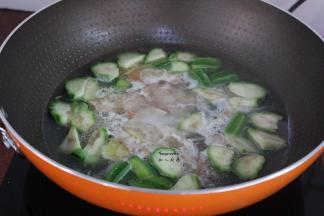 加入炒过的猪肉片，翻滚片刻；