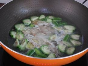 加入炒过的猪肉片，翻滚片刻；