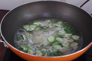 放盐、香葱，起锅即可。