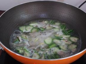 放盐、香葱，起锅即可。