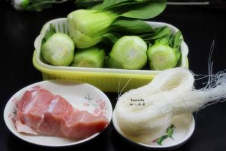 准备食材：粉丝、猪瘦肉、上海青、香葱等食材；