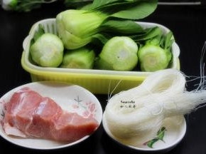准备食材：粉丝、猪瘦肉、上海青、香葱等食材；