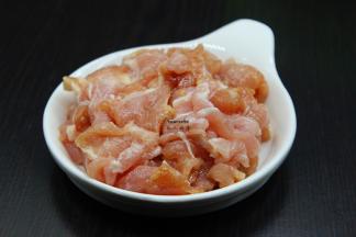 猪肉洗净切薄片，放油、盐、酱油、生粉拌均腌制3分钟；PS:切很薄的薄片，容易蒸熟。