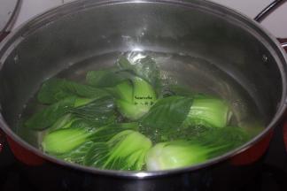 上海青去老叶，洗净，清水煮沸，放一点盐，汆烫上海青；