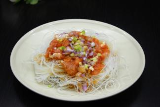 粉丝捞出，沥干水，放入盆子中，上面放入腌制好的猪肉片、葱白、生姜末；淋上橄榄油、芝麻油、盐、酱油；